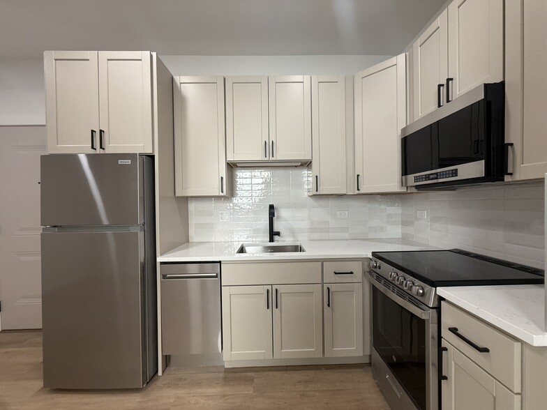 Building Photo - The Nest at Lincoln Park West