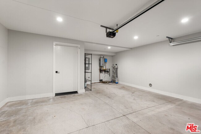 Building Photo - 807 N Detroit St