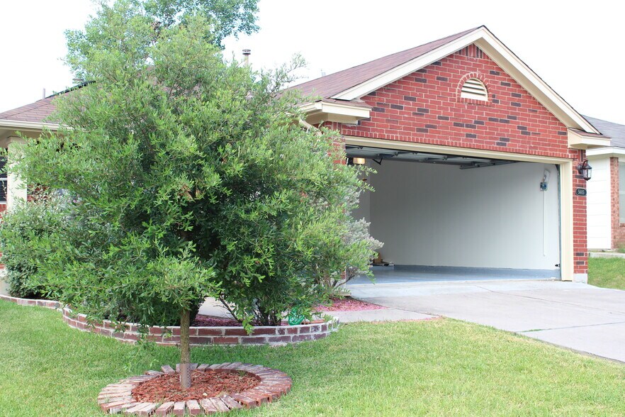 Garage view - 5605 Bentsen Ln