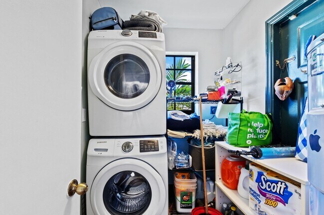 Building Photo - Beautiful Rustic Contemporary Duplex in Cu...