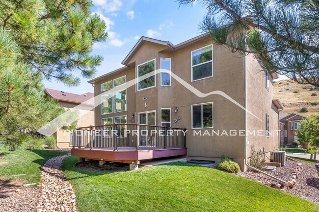 Building Photo - Low-Maintenance Living in Desirable West Side Neighborhood 5 bd, 2 car garage and AC