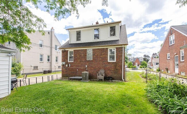 Building Photo - 122 W Houstonia Ave