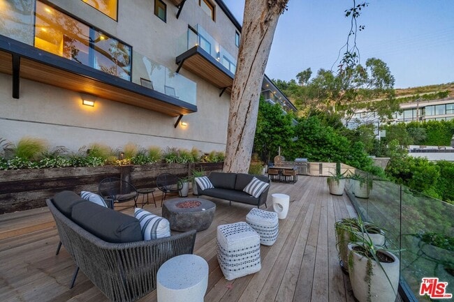 Building Photo - 8800 Hollywood Blvd