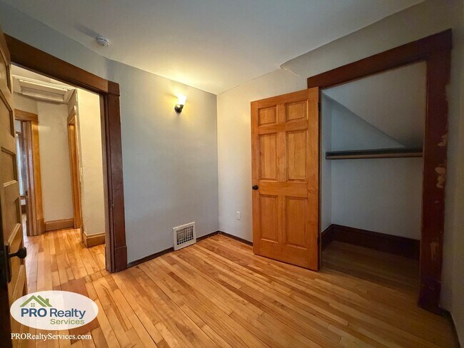 Building Photo - Charming 3 Bedroom Home