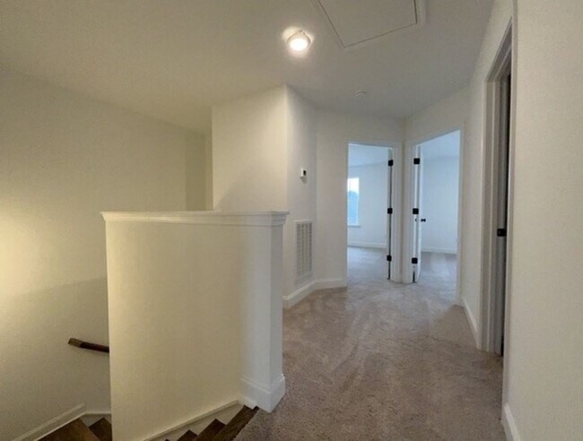 Building Photo - Spacious Townhome Located Minutes from Downtown Gallatin and Hendersonville!