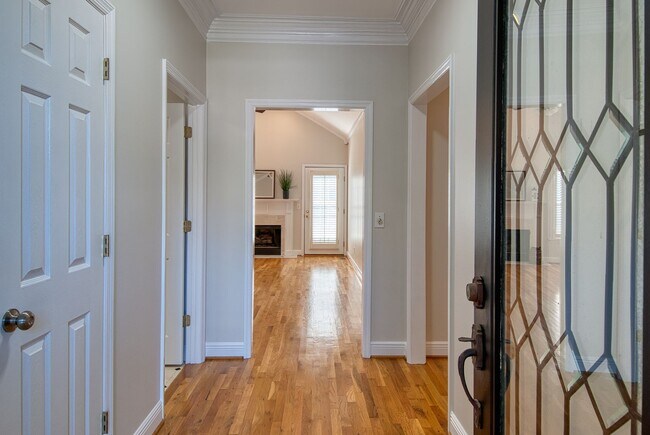 Building Photo - 1000 Eagle Pass Way