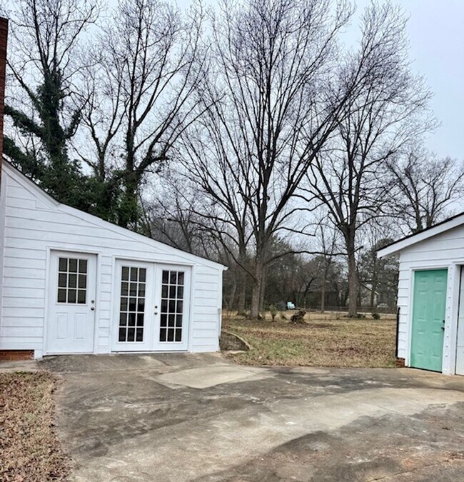 Building Photo - Three bedroom, 1 bath house with studio apartment in Burlington