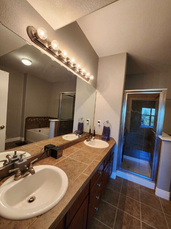 Building Photo - Beautiful Updated 2-Bedroom, 2 Full Bathroom Mid-Rise Condo Available ASAP!