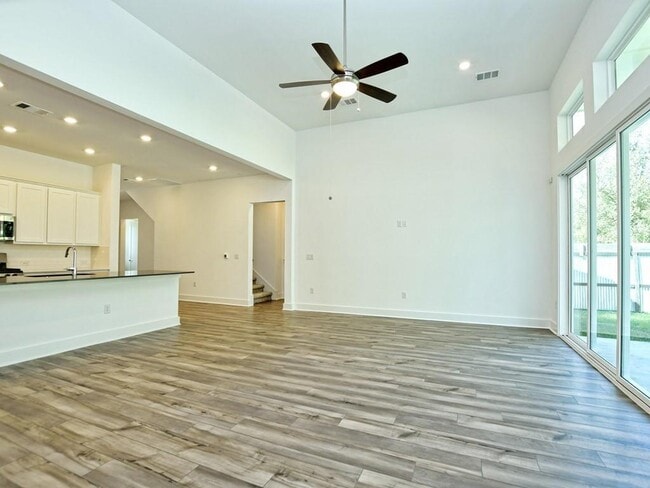 Building Photo - 402 Zennia St