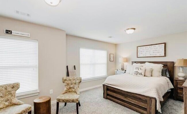 Building Photo - 731 Elmbrook Dr