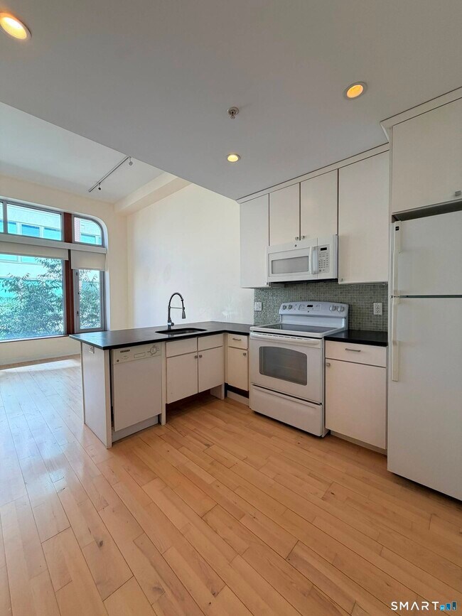Building Photo - 804 Chapel St