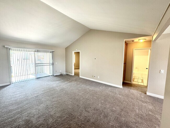 Building Photo - Charming 2 Bed/2 Bath Upstairs Condo in Qu...