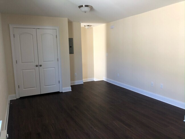 Building Photo - 102 Berkshire Ln