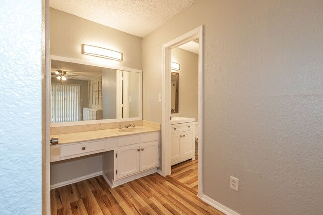 Building Photo - 2 Bed | 1.5 Bath East Tulsa with Spacious Back yard!
