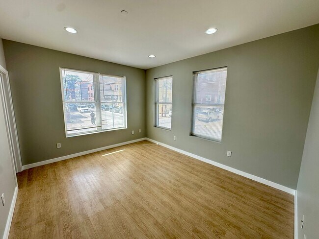 Building Photo - 1507 W Oxford St