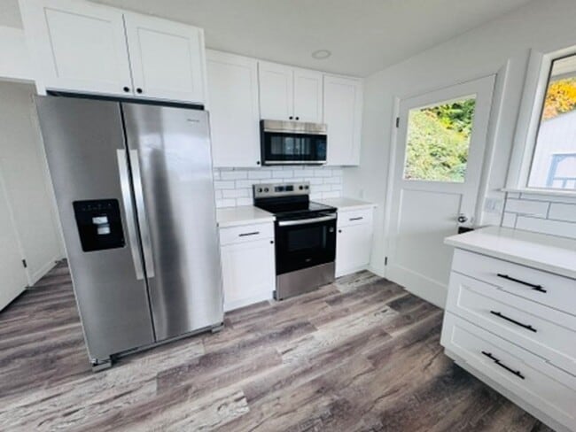 Building Photo - Completely Remodeled 3 Bedroom with Amazin...