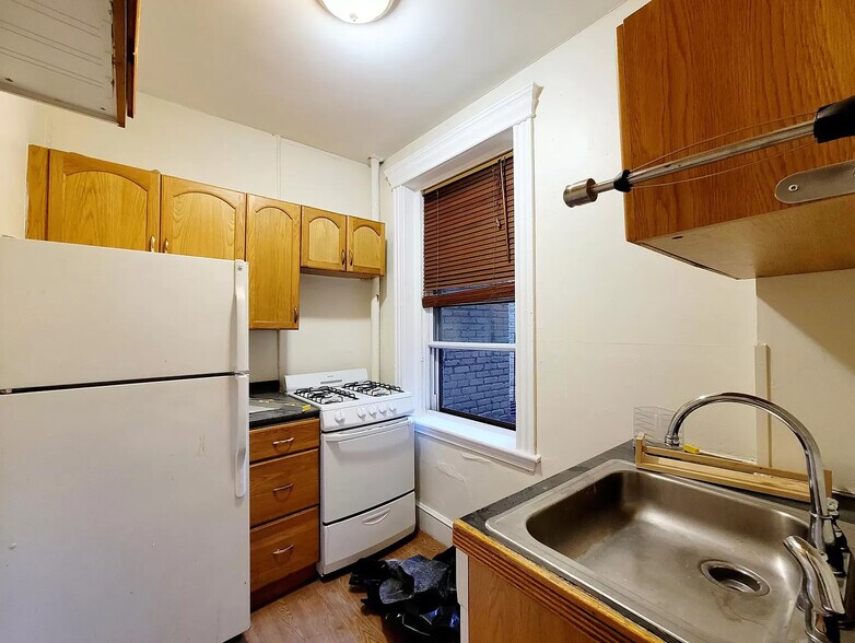 Building Photo - 382 Riverway St