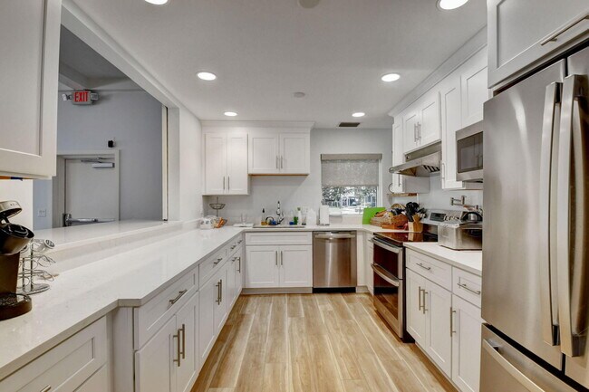 Building Photo - 931 Gardenia Dr