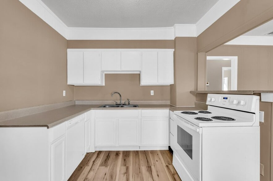 Building Photo - 433 E Jordan Ave