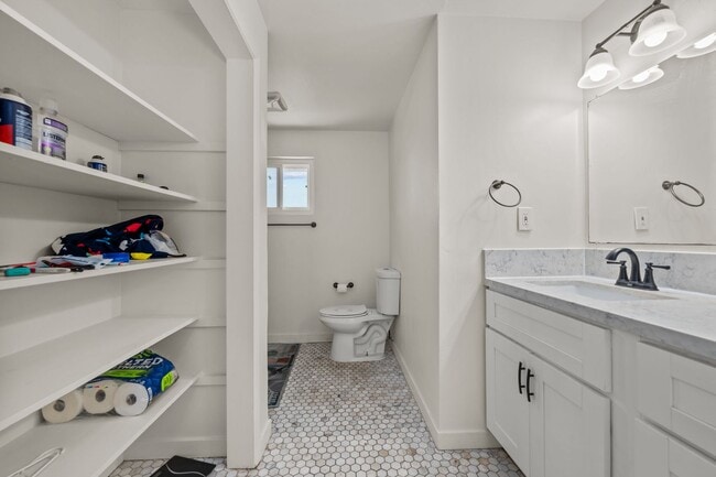 Building Photo - Two full kitchens + two washers & dryers!