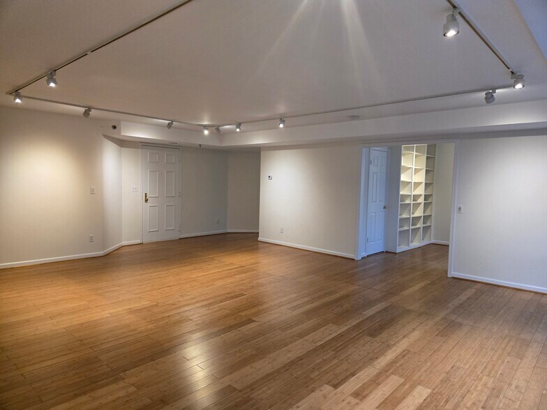 Building Photo - 5450 Whitley Park Ter