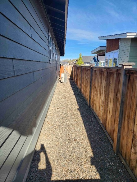 Building Photo - 629 NW Rimrock Dr