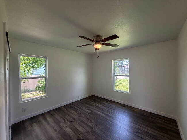 Building Photo - THREE BEDROOM ONE BATH