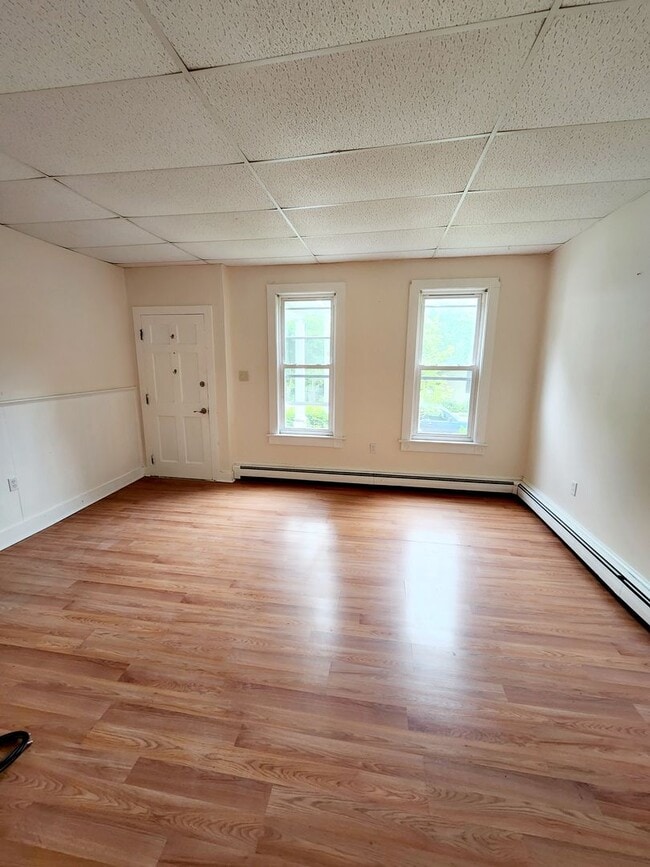 Building Photo - Fantastic 3 bedroom 1/2 Double in the Borough of Stroudsburg!