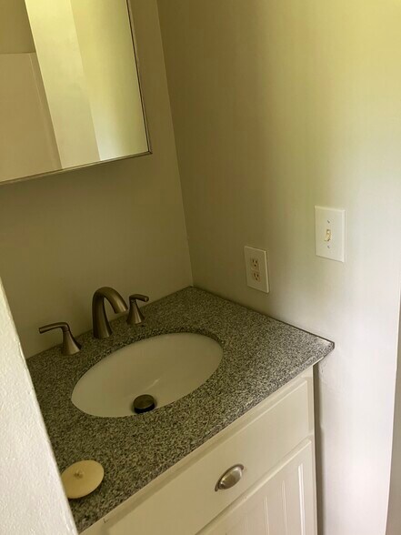 Building Photo - 720 E Nelson Ave