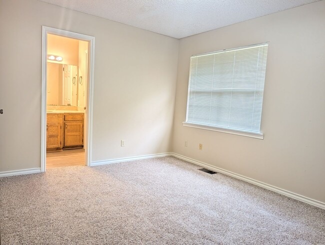 Building Photo - 2 Bedroom PG Townhome Now Available