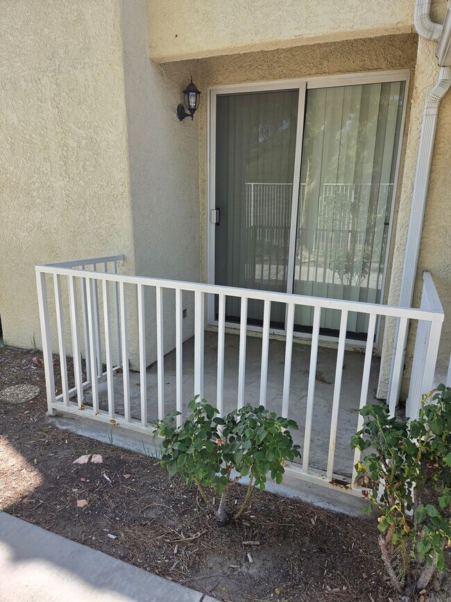 Building Photo - TOWNHOUSE-STYLE 3 BR + 2 1/2 BA UNIT IN CANYON COUNTRY AVAILABLE NOW