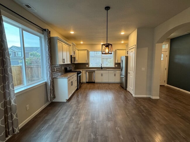 Building Photo - Charming 3-Bedroom Home