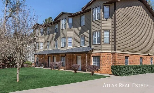 Building Photo - 265 Lexington Heights
