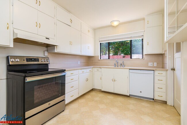 Building Photo - Lovely Seacliff Home | Desirable Location