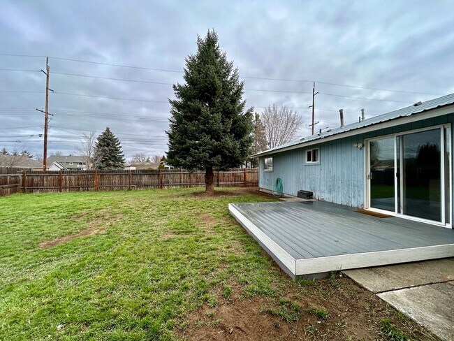 Building Photo - Charming 4 Bedroom Home with Fully Fenced Yard