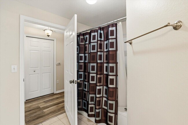 Building Photo - 2801 Chancellorsville Dr