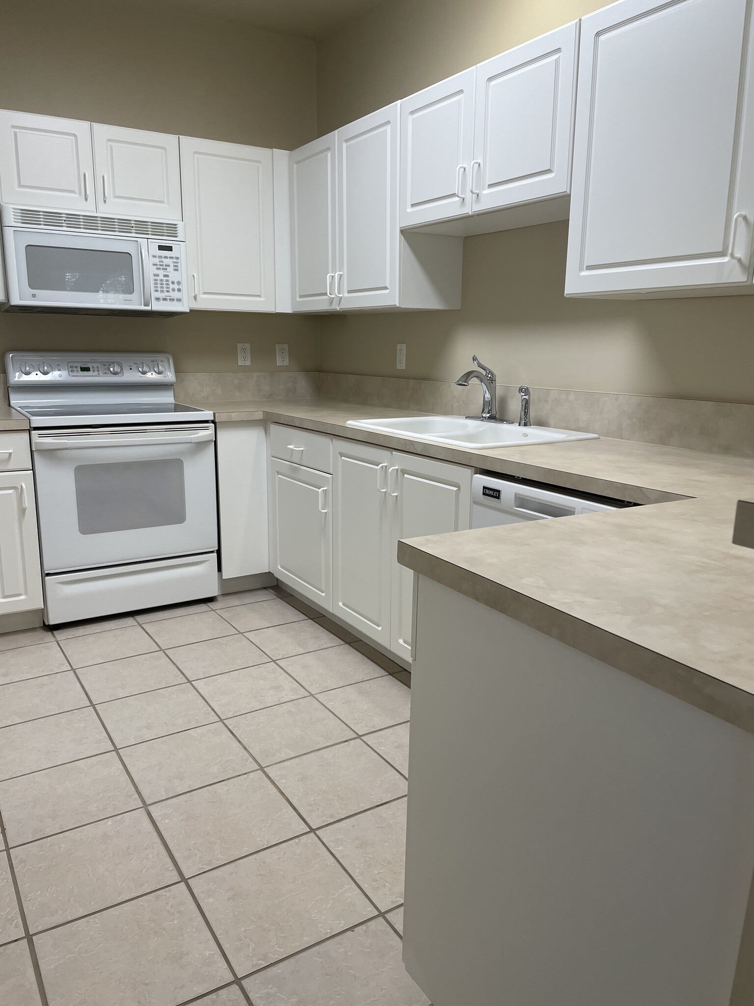 Kitchen loaded with clean appliances. - 13200 W Newberry Rd