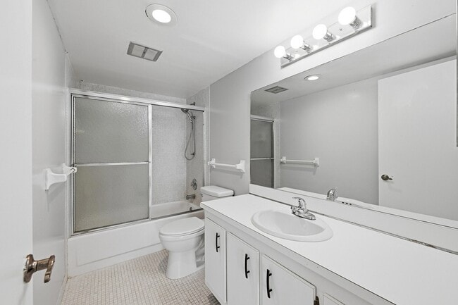 Building Photo - 4158 Inverrary Dr
