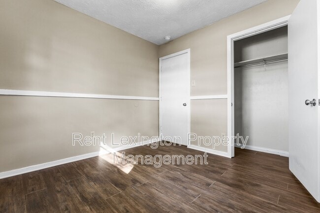 Building Photo - 2461 Mirahill Dr