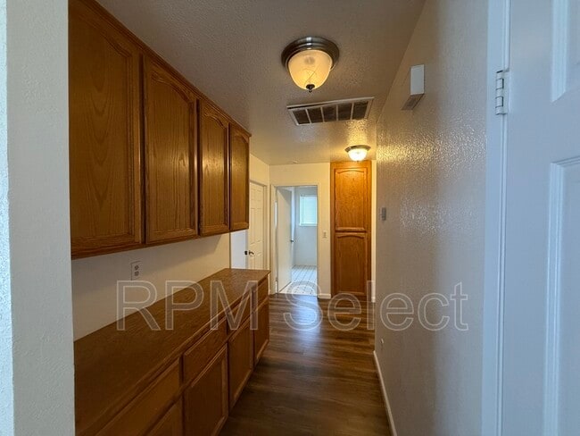 Building Photo - 8012 Parkgate Way