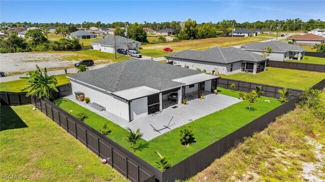 Building Photo - 3095 NW 4th Pl