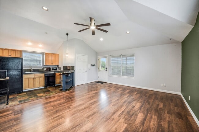 Building Photo - 16302 Crossfield Dr