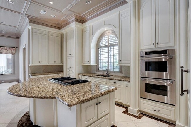 Building Photo - 5528 Holly Springs Dr
