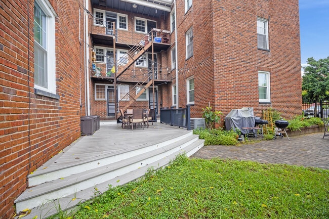 Building Photo - 821 Brandon Ave