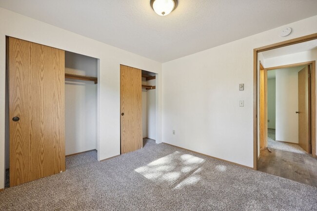 Building Photo - Move in ready now! West side cutie! 2 bed,...