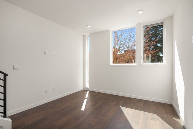 Building Photo - 2bd/1.75ba Seattle Townhome