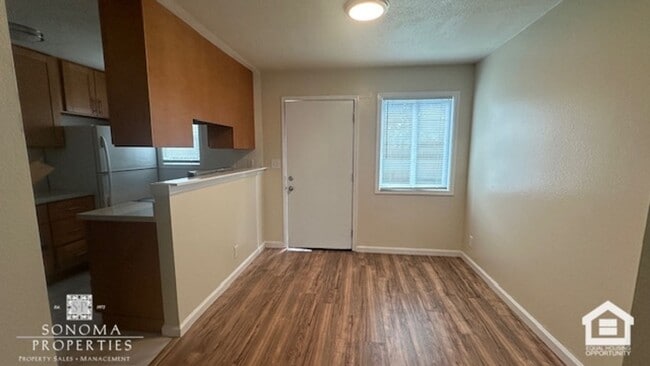 Building Photo - Charming 2BD/1.5BA Duplex