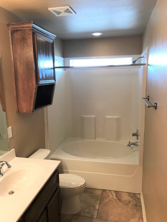 Building Photo - Beautiful 2 bed/2 bath near Fort Hood near Clear Creek in Killeen!