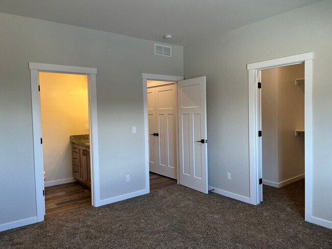 Building Photo - Available Now! Modern 3 Bedroom Townhome on the Westside of Idaho Falls!