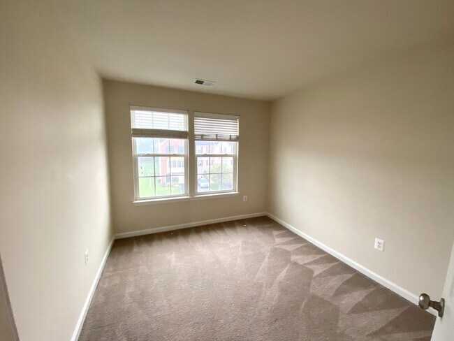 Building Photo - JUST REDUCED!!!!  3 Bedroom Townhome in Waynesboro!